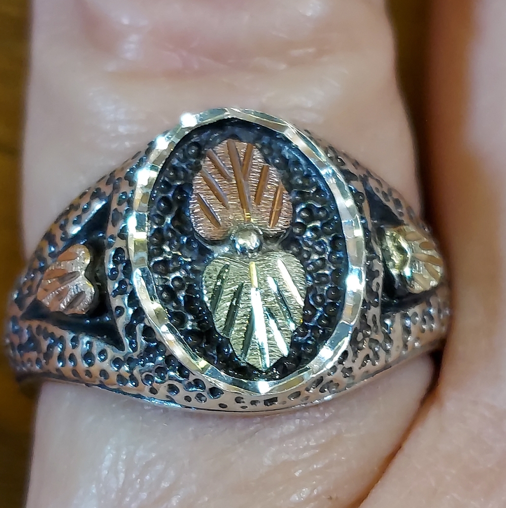Wheeler Manufacturing Black Hills Gold Sterling 12k Ring Size 8.5 Large